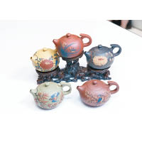 貼花圓潤壺 各$7,200<br>圓潤造型的茶壺，以不同的陶泥和圖案打造，花飾細緻，作擺設或泡茶均實用得體。