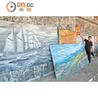 碼頭擺賣着當地畫家筆下的Samalona畫作。