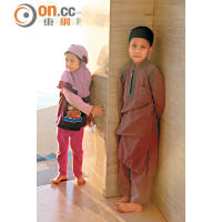 隨父母前來清真寺的小朋友也安靜起來，遵守規矩。