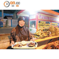 夜市小店統一只賣傳統甜食Pisang Epek。