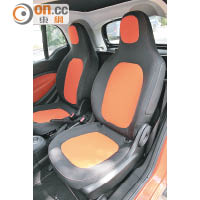 edition 1版本配上鮮橙及黑色車廂，座椅與門邊飾板均非常搶眼。