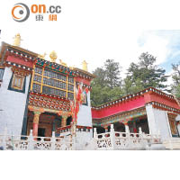 寺院的名字解作「五佛聖地」，主殿雖小，卻在藏傳佛教中有着重要的地位。
