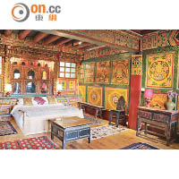 佛堂原是每間藏屋最重要的地方，夫妻二人將其改裝成客房，並加設了傳統壁爐。