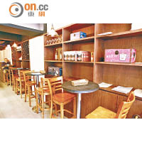 餐廳內裝設計由日本設計師負責，以木系色調為主，營造出輕鬆氛圍，至適合與朋友坐低傾偈開餐！