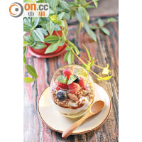 Coconut Kefir Yogurt Parfait $98<br>以抹茶、辣木（Moringa）打成的忌廉，再加入有機無花果及果仁等配料，淋上菊花糖漿，清新得來帶香濃抹茶味。