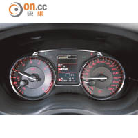 雙圓銀框錶板沿用紅色刻度設計，中央屏幕可顯示SI-DRIVE駕駛模式。
