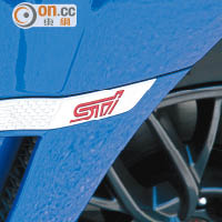前輪後方網狀進氣口旁加了電鍍飾板STI徽章，彰顯高性能身份。