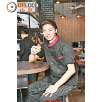 大廚阿雄曾任澳門新葡京米芝蓮1星餐廳的分部主管，擁有16年入廚經驗，今勻為酒吧創作了不少新穎、兼具本土特色的Fusion酒餚。