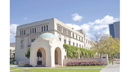 加州理工學院校園面積較小，沒有名牌大學常見的典雅建築，卻擁有各種先進的研究設施。