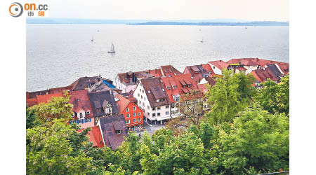 德文Meersburg字意中包含了「湖」與「堡」，堡是舊堡，湖就是博登湖，是德語區中最大的淡水湖。