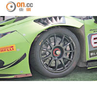 制動系統用上Brembo Racing的出品，頭輪煞車碟尺寸達到380×35mm。