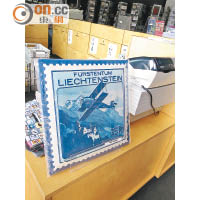 旅客服務中心售賣大量與郵票相關的紀念品。