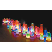 Nola<br>以人工吹製玻璃打造，不同色調與LED燈結合，色彩奪目。