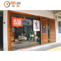 中峇魯聚集的大多是文青小店及咖啡店，理髮店可謂異類。