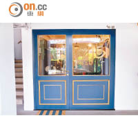 深藍色門面似傳統老店。