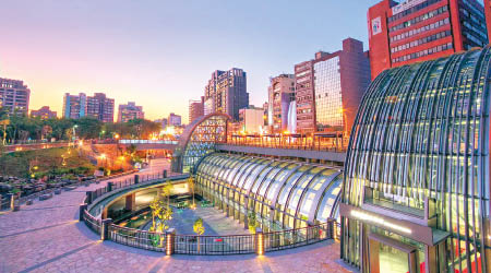 台北大安森林公園捷運站的設計極有特色，順道來次捷運遊也不錯。