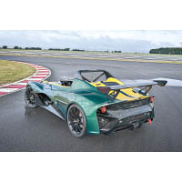 賽道版的大尾翼及誇張尾導流槽，有助高速時增加行車穩定性。