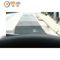 標配投射式行車顯示屏，在注視路面之餘，亦能輕鬆閱讀行車資訊。