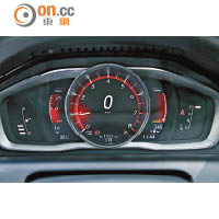 將錶板顯示介面設為「Performance」，轉速計會放在正中央。