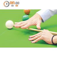 桌球身法<br>揸桿<br>拇指向上挑，四指張開平放桌球枱上，與白波保持6至8吋距離。