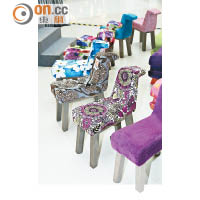 小時候有試過把餐椅當成木馬嗎？本地設計師劉小康與茲曼尼聯手打造的玩味之作「Pony Chair」，造型可愛極了！