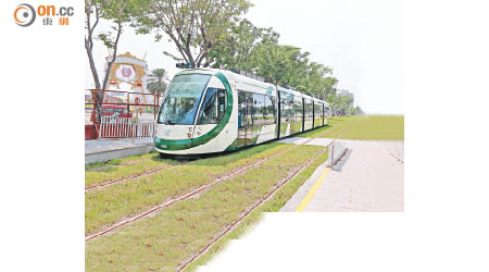 高雄輕軌採用最新的無架空線系統技術，使用電池推動，車頂沒有電纜線，望落更瀟灑。