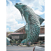 位於Atlanta Fish Market餐廳旁呎的「Big Fish」地標，高達60英呎。