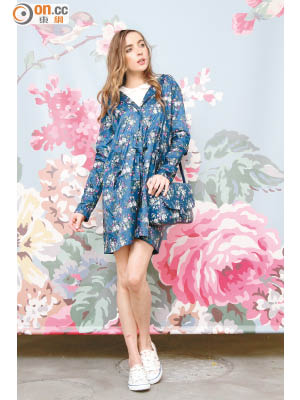 Chelsea Flowers藍色雨褸 $690<br>白色上衣 $790<br>Chelsea Flowers藍色袋 $1,480<br>Billie and Friends白色圖案球鞋 $450