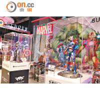 咖啡店上上下下展示了多個12吋Marvel Figure。