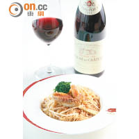 鮮鮑蝦子韭黃撈麵配2011 Beaune du Château 1er Cru Rouge, Domaine Bouchard Père & Fils, Burgundy <br>選用6頭鮮孔雀鮑魚與炒香的蝦子、韭黃與麵條拌勻同吃，爽口彈牙，佐以單寧較輕的葡萄酒，令菜式鮮味突出。