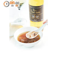 雪蓮子眉豆薑茶配2011 Prince de Saint-Aubin Sauternes<br>雪蓮子本身無味道，與眉豆、薑同煲，清潤富口感，配酸甜度平衡的美酒，與中式糖水很對調。