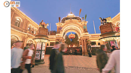 全球第二古老的主題樂園Tivoli Gardens，10月變身橙色萬聖樂園。