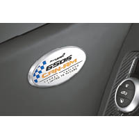 駕駛席旁門格板位置，特別鑲有刻上650S Can-Am字樣的金屬徽飾，以突出其身份。