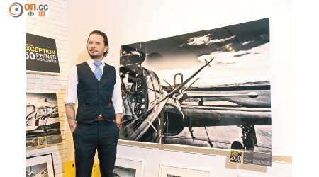 國際攝影畫廊YellowKorner現為Olivier Lavielle舉行展覽，展出一系列以飛機為主題的作品。