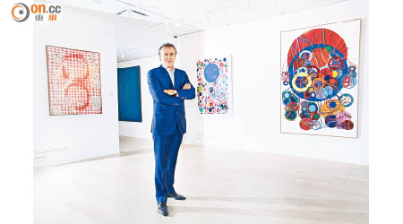 德薩畫廊總監Pascal de Sarthe表示，是次展覽帶來的15幅展品，均為具體派重要畫家的創作，極具代表性。<br>田中敦子的（右）《83-E》（1983年）與（左）《97A》（1997年），以混合樹脂和瓷漆構建出線條與圓形交錯的複雜網絡。