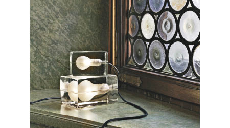 Block Lamp<br>Design House Stockholm的長青設計，燈泡在冰感四溢的「冰塊」中散發溫暖的燈光，令人難忘。