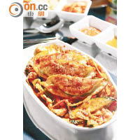 韓式醬炒餃子 $88<br>從韓國入口的長形餃子包着豬肉餡，兩面煎香之後，加入秘製醬汁和多種蔬菜炒香，做法少見。