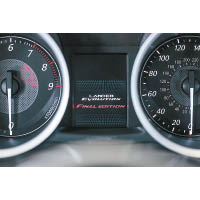 雙圈式儀錶板中央特設有Lancer Evolution Final Edition字樣，以彰顯告別版身份。