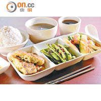 日式三餸一湯便當 $45<br>每日都有4至5款素菜供客人選擇，採訪當日就有紫菜素鴨、日味四季豆和日式涼拌青瓜，配以眉豆麵豉湯和米飯，豐富又健康。