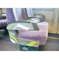 乘客座椅都粉飾上新EVA配色，絕不馬虎。