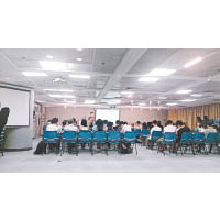 香港商業專科學校定期舉辦行業資訊講座，讓學員與講者進行交流，了解最新資訊。