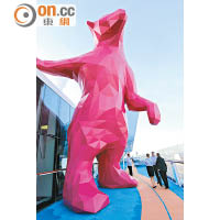 船上有美國藝術家Lawrence Argent用1,340塊鋼片炮製高近10米的北極熊雕像。