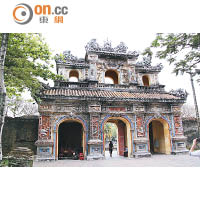 順化王城午門以木材興建了一座五鳳樓，建築風格洋溢中國味。
