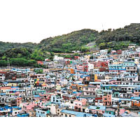 第7天停靠韓國釜山，掃貨之餘亦可到著名的甘川洞文化村遊覽。