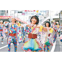 高知鳴子舞祭每年吸引超過15,000人參加，每個參加團體都會以特色舞衣搶鏡。