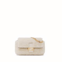 FENDI限定版白色羊毛MICRO BAGUETTE Bag $15,300（D）