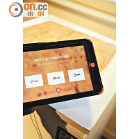 利用iPad作自助導賞，對準QR code便可提供語音、影片和文字解釋。