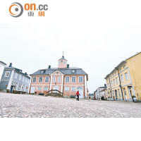 每個古鎮都必定有Market Sqaure，圖中的Old Town Hall已成博物館。