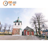 鐘樓旁的紅色小屋，是為瑞典語教友而設的教堂。