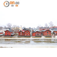 河邊的紅色建築群就是當年的倉庫集中地，搬運貨物十分方便。